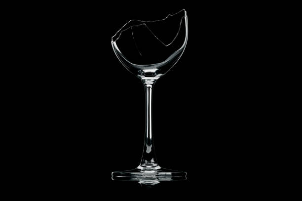 przezroczysta połamana szklana winiarnia - lighting equipment illuminated isolated on black part of zdjęcia i obrazy z banku zdjęć