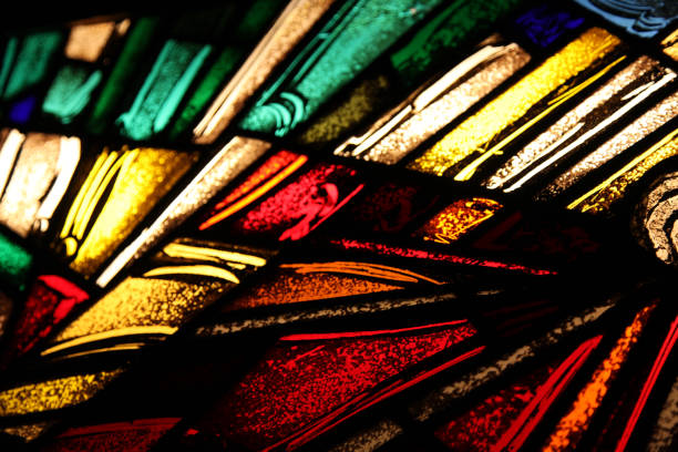 멀티 컬러 스테인드 글라스 windwow 배경 추상 라인 빛 스펙트럼 교회 장식 요소 - stained glass church indoors close up 뉴스 사진 이미지