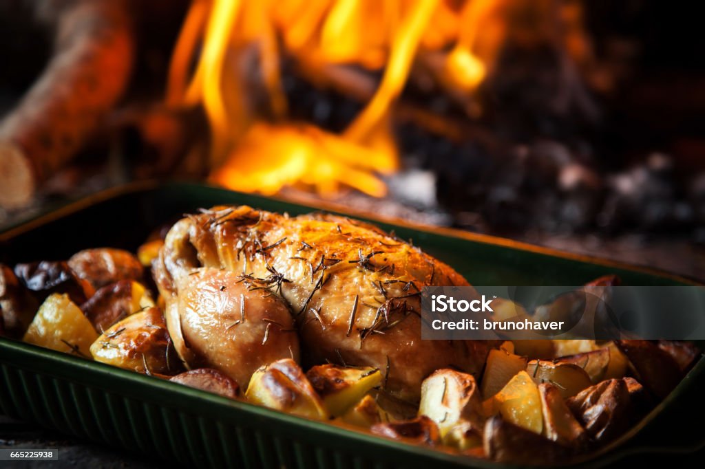 Gebratenes Huhn mit Kartoffeln - Lizenzfrei Huhn - Geflügelfleisch Stock-Foto