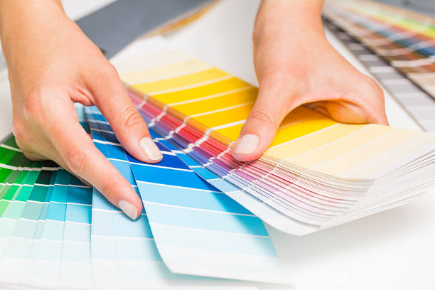 ouvrir le catalogue de couleurs pantone échantillon. - graphic designer pattern interior designer fabric swatch photos et images de collection