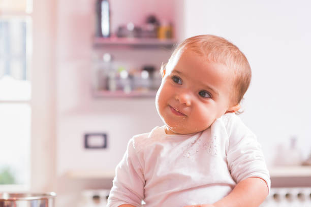 happy baby in the kitchen - allegro imagens e fotografias de stock