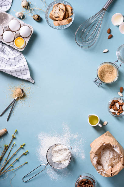 telaio da forno. ingredienti di cottura - uovo, farina, zucchero, burro, noci sopra il blu. - baking flour ingredient animal egg foto e immagini stock