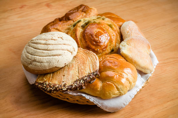 pão doce mexicana - bread food basket sweet bun - fotografias e filmes do acervo