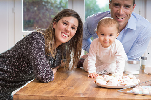familia feliz en la cocina photo