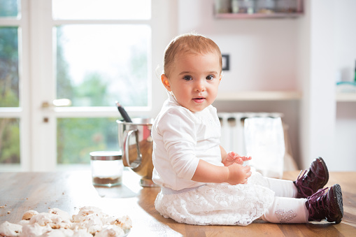 bebé feliz en la cocina photo