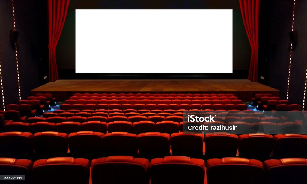 Theatersaal mit roter Sitzfläche und breiten leerer weißer Bildschirm - Lizenzfrei Kino Stock-Foto