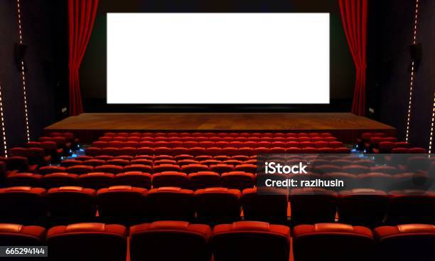 Theatersaal Mit Roter Sitzfläche Und Breiten Leerer Weißer Bildschirm Stockfoto und mehr Bilder von Kino