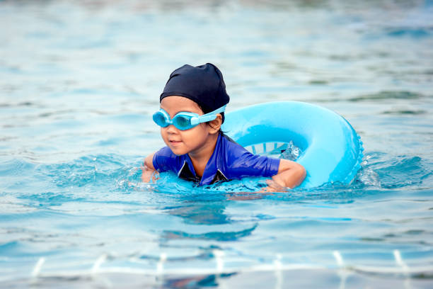 수영 반지 수영와 귀여운 아시아 소녀 - inner tube inflatable swimming little girls 뉴스 사진 이미지