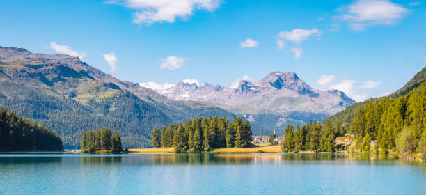 gran vista de la laguna azul champfer en valle alpino. - champfer fotografías e imágenes de stock