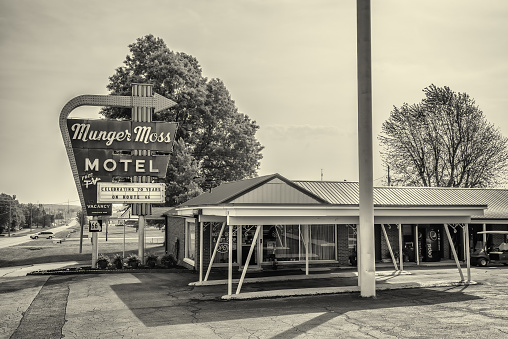 Lebanon, Missouri: Munger Moss Motel and vintage neon sign on historic Route 66 in Missouri.