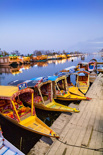 Shikara Boats estacionado a orillas del lago Dal en Srinagar photo