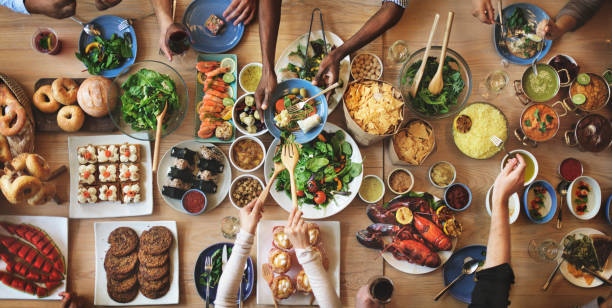 scelta brunch folla ristoranti opzioni alimentari concetto di mangiare - portata principale foto e immagini stock
