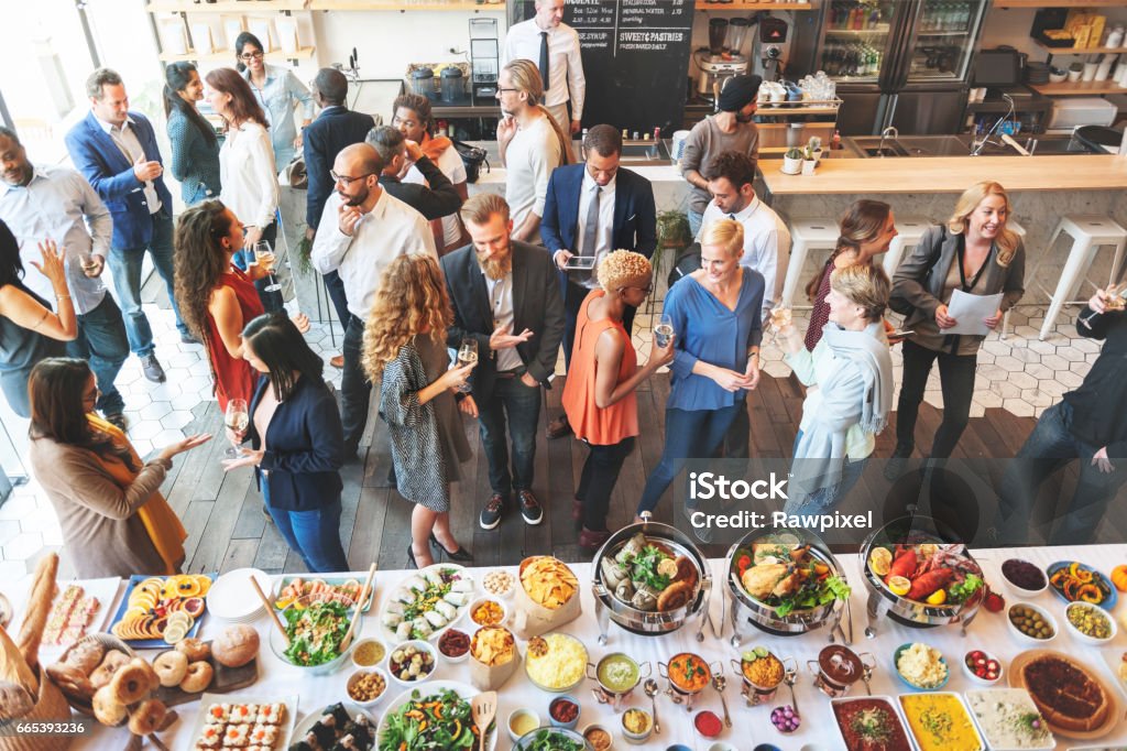 ビジネスの人々は、食べる議論の料理パーティーの概念を満たす - ビジネスのロイヤリティフリーストックフォト