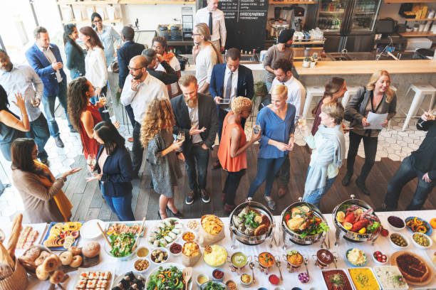ビジネスの人々は、食べる議論の料理パーティーの概念を満たす - パーティ ストックフォトと画像