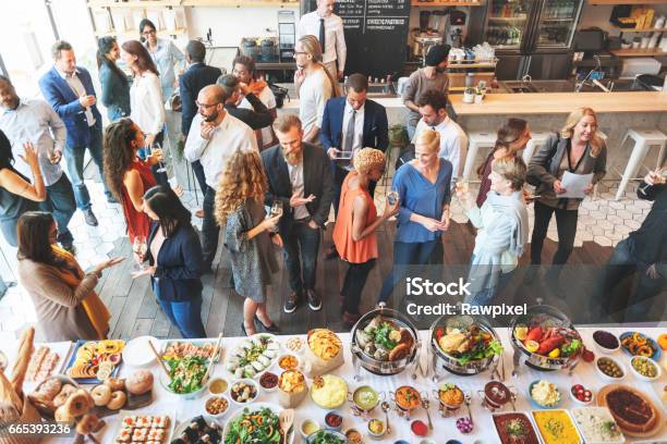 ビジネスの人々は食べる議論の料理パーティーの概念を満たす - ビジネスのストックフォトや画像を多数ご用意 - ビジネス, つながり, パーティー
