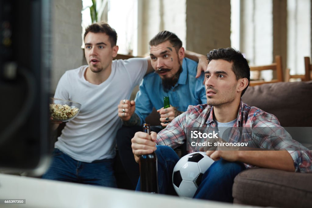 Fans de Football émotionnelle regarder le Match sur TV - Photo de Football libre de droits