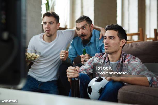 Photo libre de droit de Fans De Football Émotionnelle Regarder Le Match Sur Tv banque d'images et plus d'images libres de droit de Football