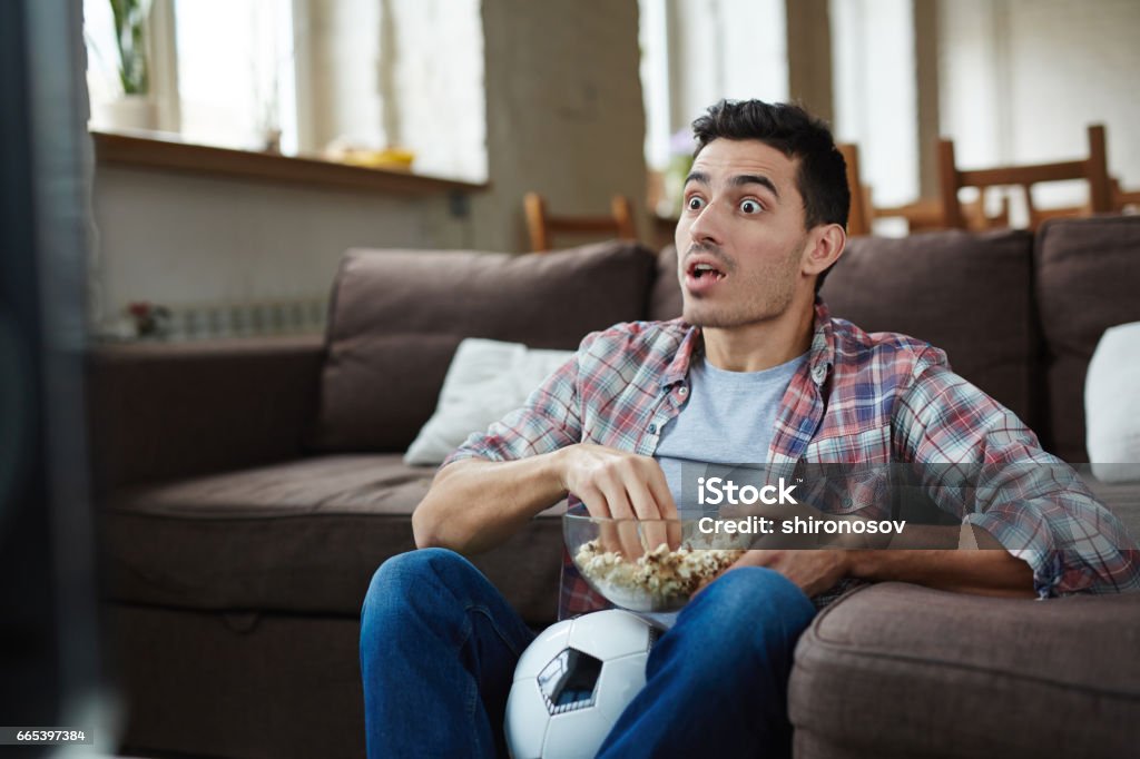 Aficionado al fútbol emocional viendo el partido en la TV - Foto de stock de Fútbol libre de derechos