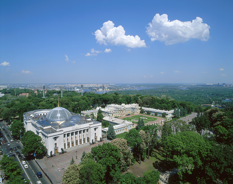 El parlamento ucraniano y el Palacio Mariyinsky vista superior photo