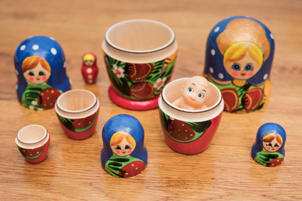 conjunto de bonecos aninhados abertos na mesa - russian nesting doll scale russian culture large - fotografias e filmes do acervo