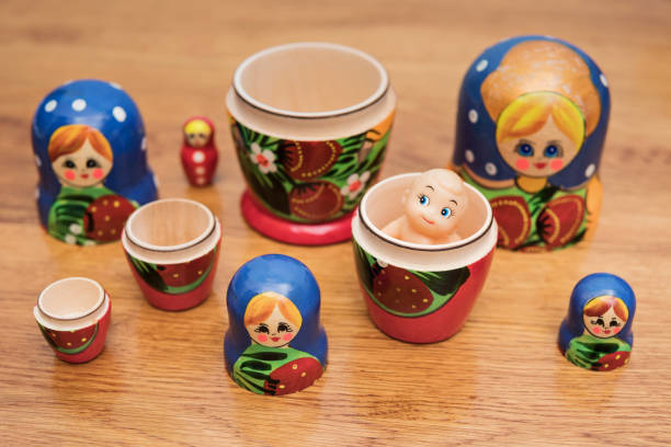 набор открытых вложенных кукол на столе - russian nesting doll scale russian culture large стоковые фото и изображения