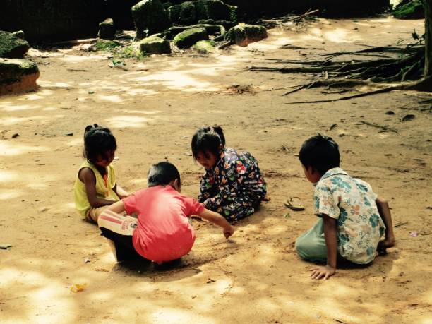 カンボジアで遊ぶ幸せな子供たち - friends television show ストックフォトと画像