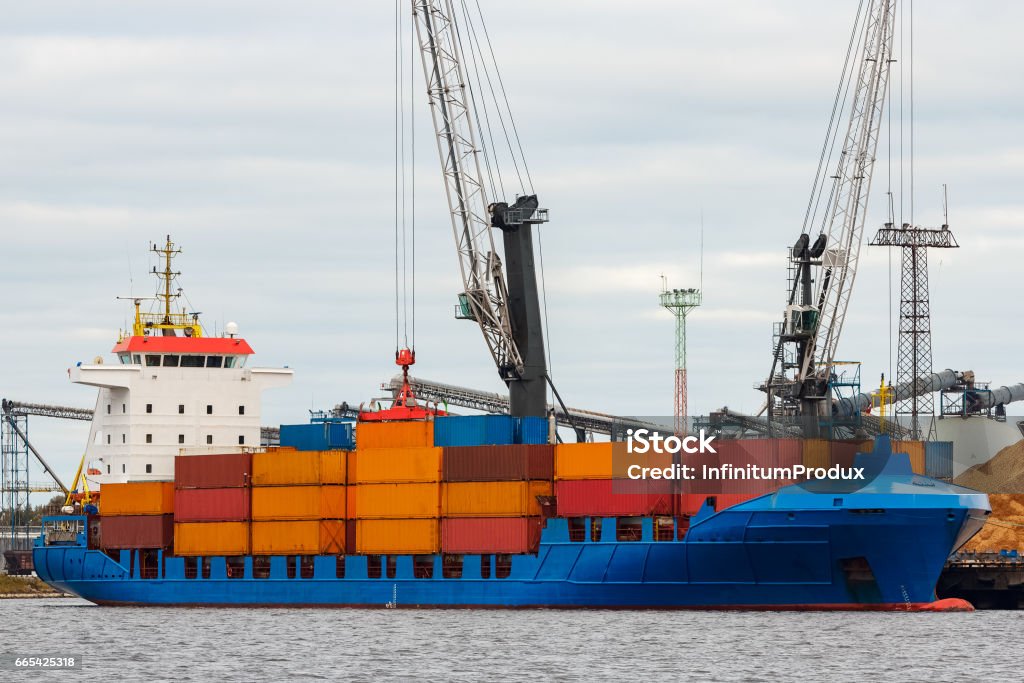 Containerschip Loading Simple Blue Container Ship Loading Stock Photo - Download Image Now - Blue ...