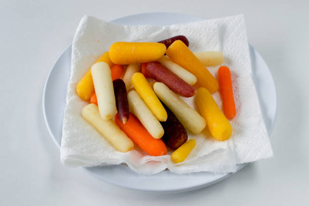 радуга ребенка морковь - baby carrot snack healthy eating small стоковые фото и изображения