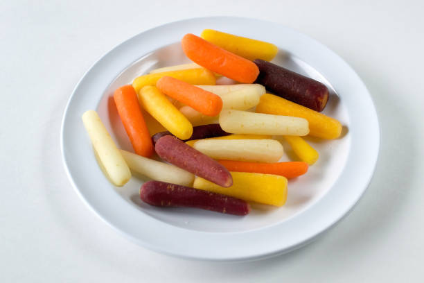 zanahorias de arco iris - baby carrot fotografías e imágenes de stock