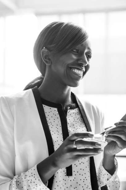 sonriente mujer de negocios - sales meeting fotografías e imágenes de stock