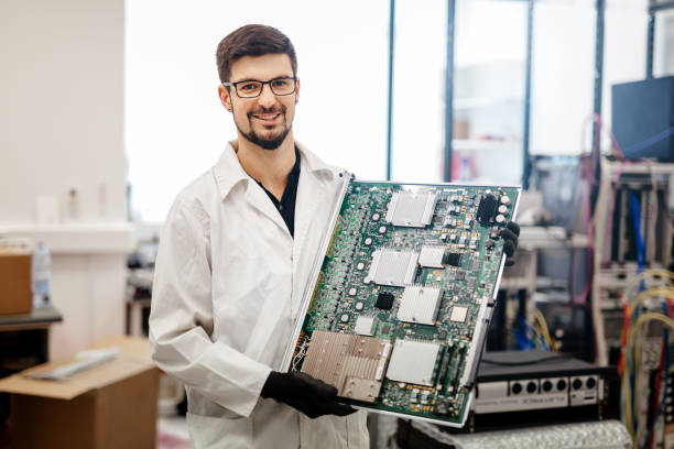 carte de cmts doit être fixée par technicien - l'homme et les nouvelles technologies photos et images de collection