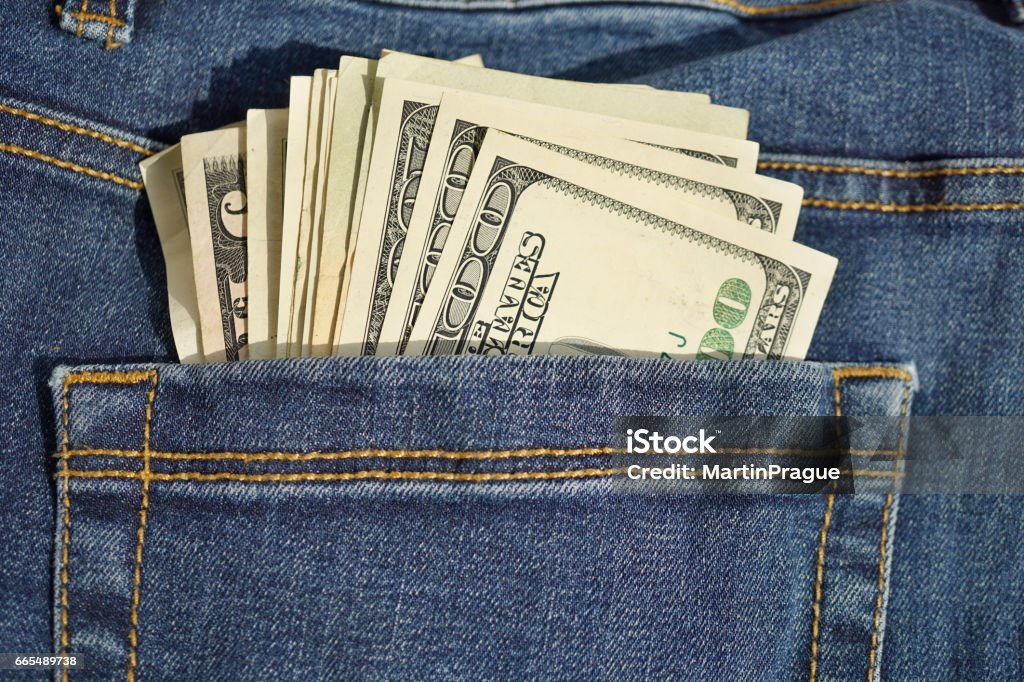 Pilha de dinheiro americano (moeda americana) dentro do bolso da calça - Foto de stock de Adulto royalty-free