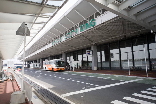 成田国際空港から - bus station ストックフォトと画像