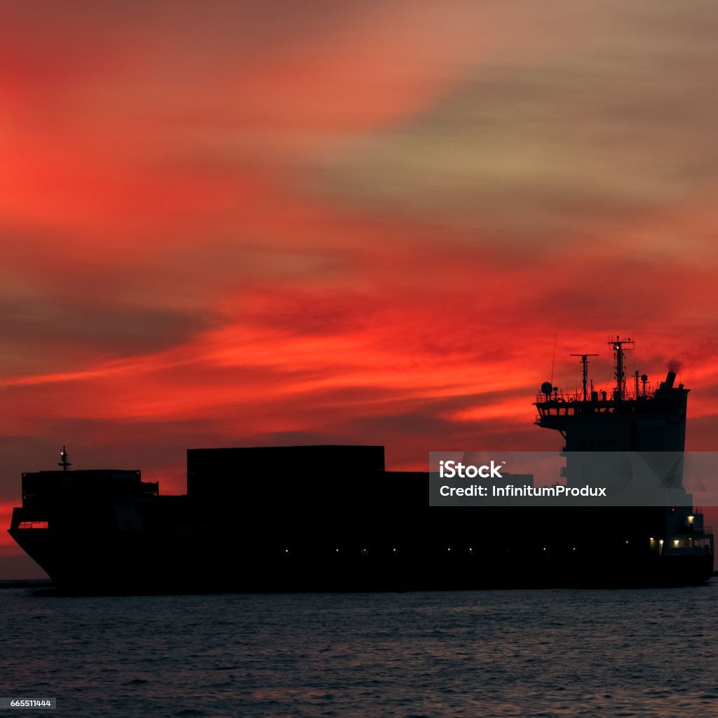 Große Containerschiff-Silhouette - Lizenzfrei Abenddämmerung Stock-Foto