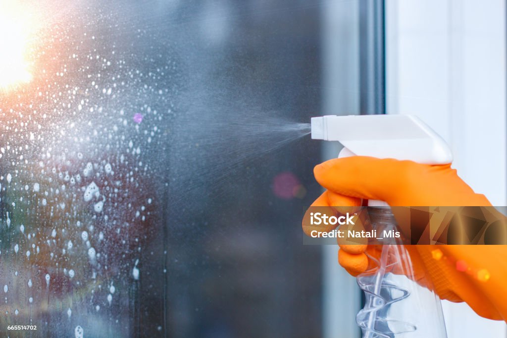 Arbeiter reinigt die Windows mit Spray. - Lizenzfrei Reinigen Stock-Foto