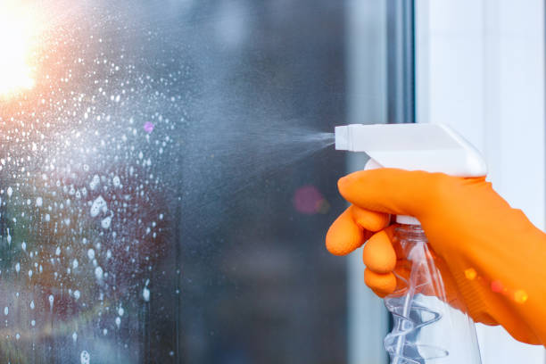 arbetaren rengör fönstren med spray. - cleaning surface bildbanksfoton och bilder