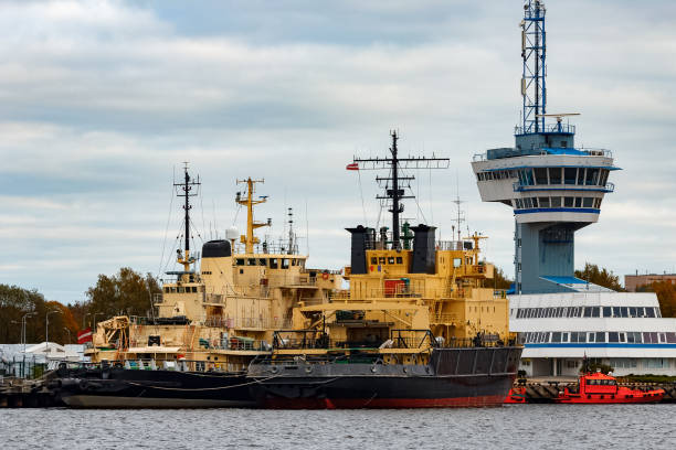 gelbe eisbrecher anlegend - piloting commercial dock harbor industrial ship stock-fotos und bilder