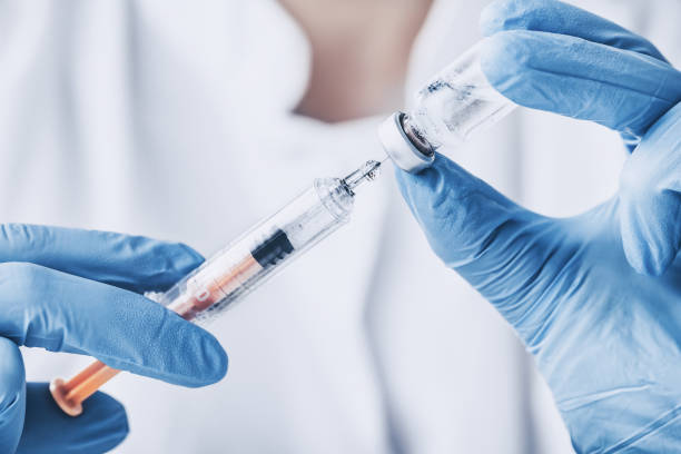 injektion senkimpfung impfmedikament grippe frau docto - scyther5 stock-fotos und bilder