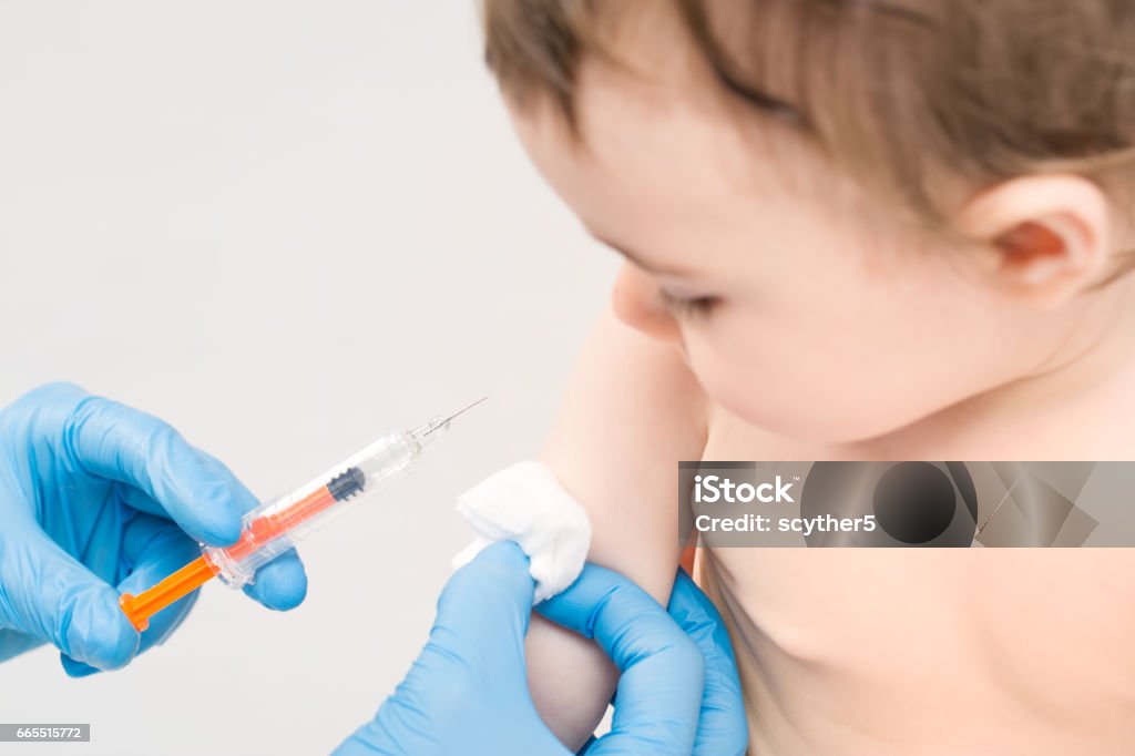 La vaccination petite fille. - Photo de Vaccin libre de droits