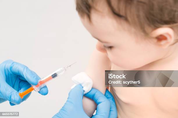 Photo libre de droit de La Vaccination Petite Fille banque d'images et plus d'images libres de droit de Vaccin - Vaccin, Bébé, Enfant