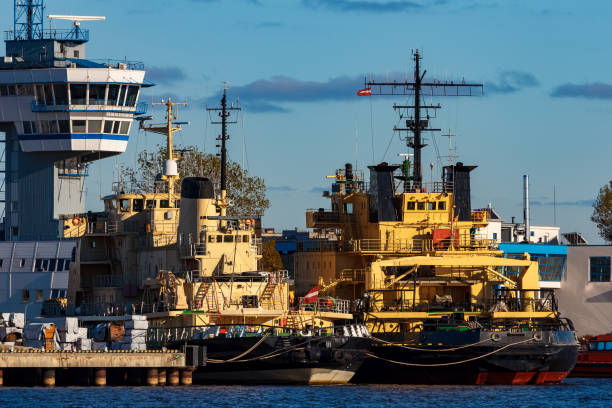 gelbe eisbrecher anlegend - piloting commercial dock harbor industrial ship stock-fotos und bilder