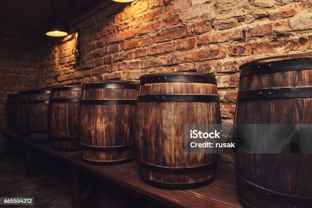 Fässer Im Weinkeller Stockfoto und mehr Bilder von Holzfass - Holzfass, Whisky, Weinfass
