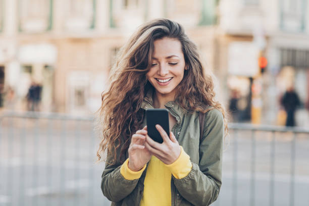 beautiful girl texting on the street - moca imagens e fotografias de stock