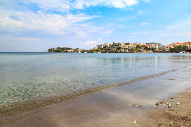 spiaggia di datca con penisula di datca durante l'estate in turchia - turkey mediterranean sea mediterranean countries vacations foto e immagini stock