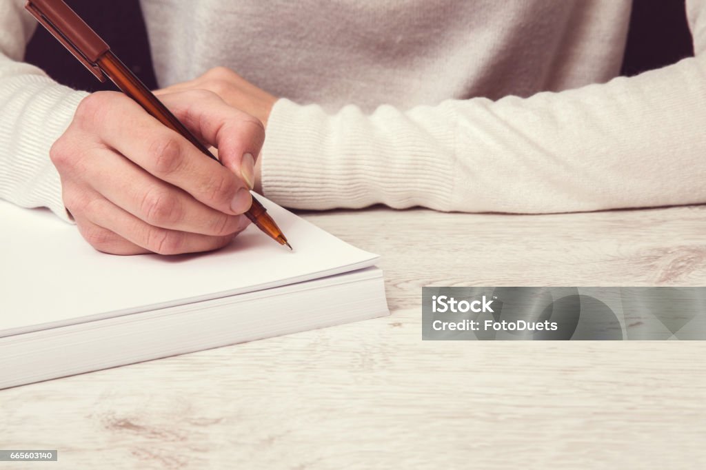 Руки Пишут Чтото На Белой Бумаге Написание Письма — стоковые фотографии и другие картинки Книга - iStock