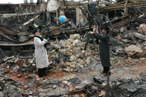 istock Duo Sonnenschirm have fun After the fire 665603272