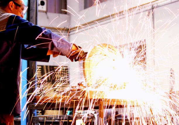 soldadura con chispas - construction built structure building activity shipyard fotografías e imágenes de stock