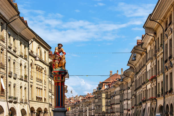 фонтан самсон на улице крамгассе в берне - berne canton фотографии стоковые фото и изображения