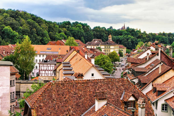 rua com velhas casas telhados em berna - berne berne canton roof cityscape - fotografias e filmes do acervo