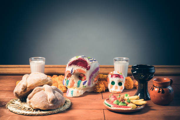 crâne de sucre utilisé pour les autels à « dia de los muertos » au mexique - altar photos et images de collection